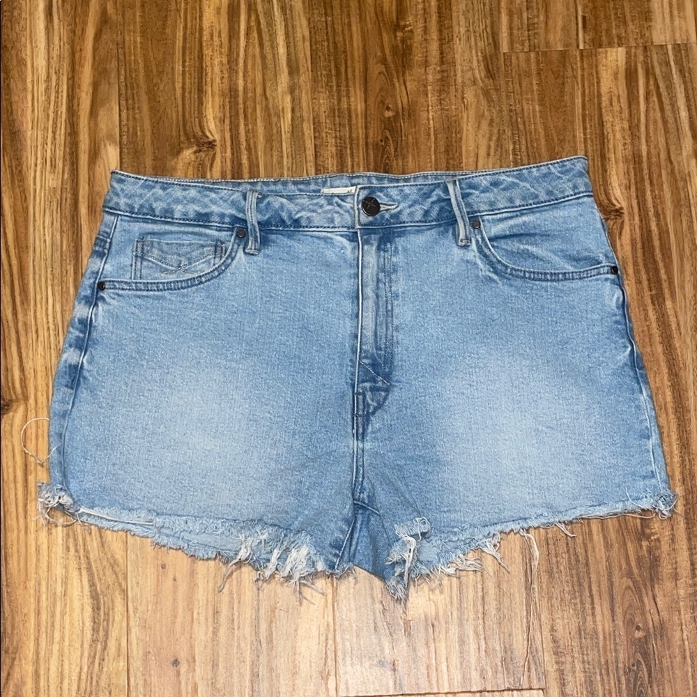 Unpublished womens 31 shorts Jean denim  Light Blue frayed hems stretch boutique